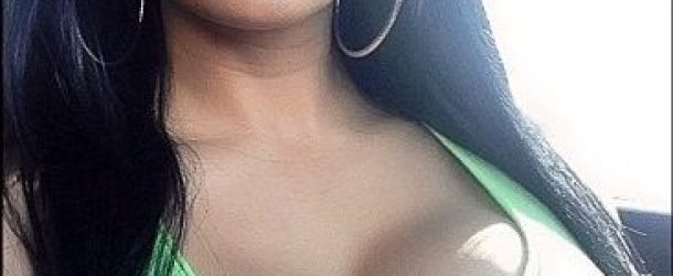 Les gros seins d'une fille ronde et grosse