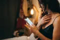 femme au tel