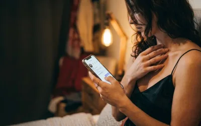 femme au tel