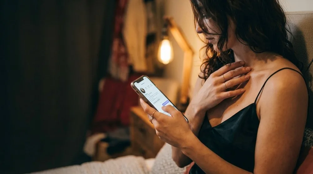 femme au tel