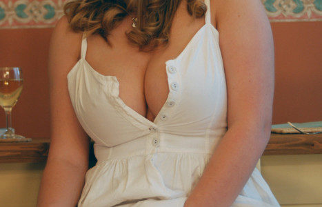 BAISE UNE JOLIE FEMME RONDEQ