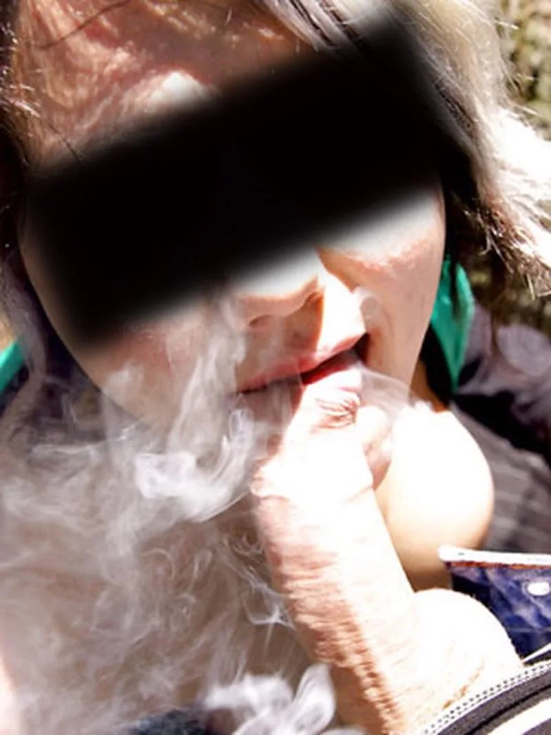 Je suis une suceuse et j'aime ça 1 melanie suceuse de bite en fumant une cigarette jpg
