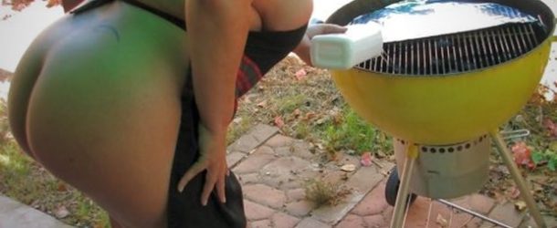 ronde-nue-devant-le-barbecue